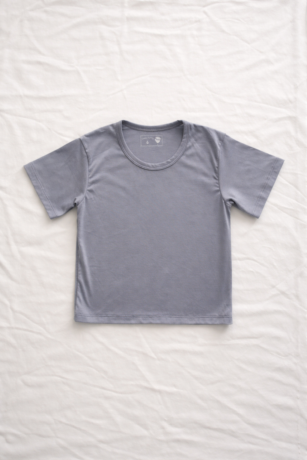 Conjunto de overol y camiseta